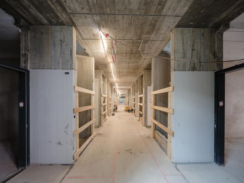 Umbauten HPT – Die Baustelle der Korridore zeigt die hohe Eingriffstiefe und die nachträgliche Farbfassung der Tragstruktur. – Silvano Pedrett